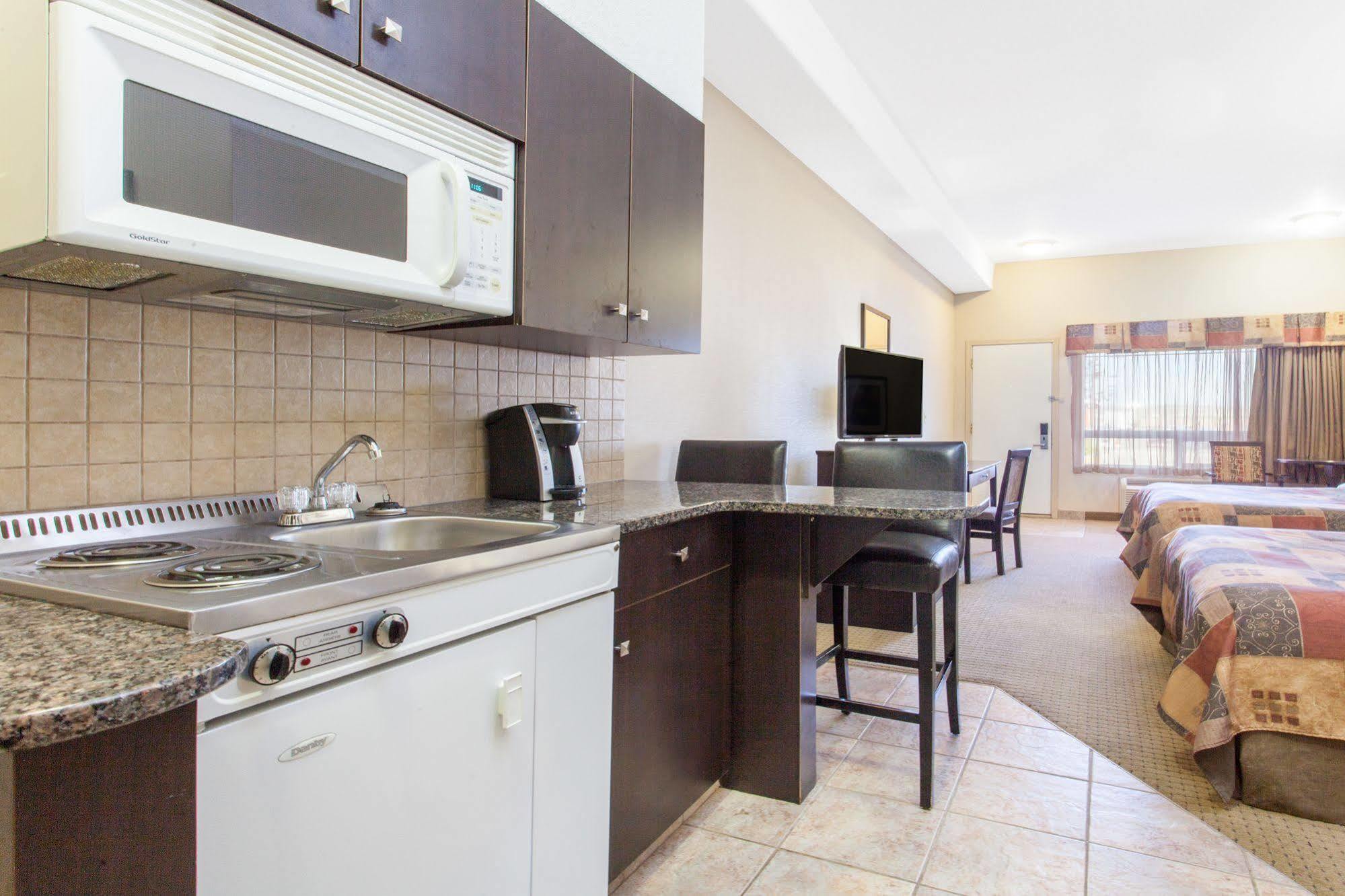 Ramada By Wyndham Drayton Valley מראה חיצוני תמונה