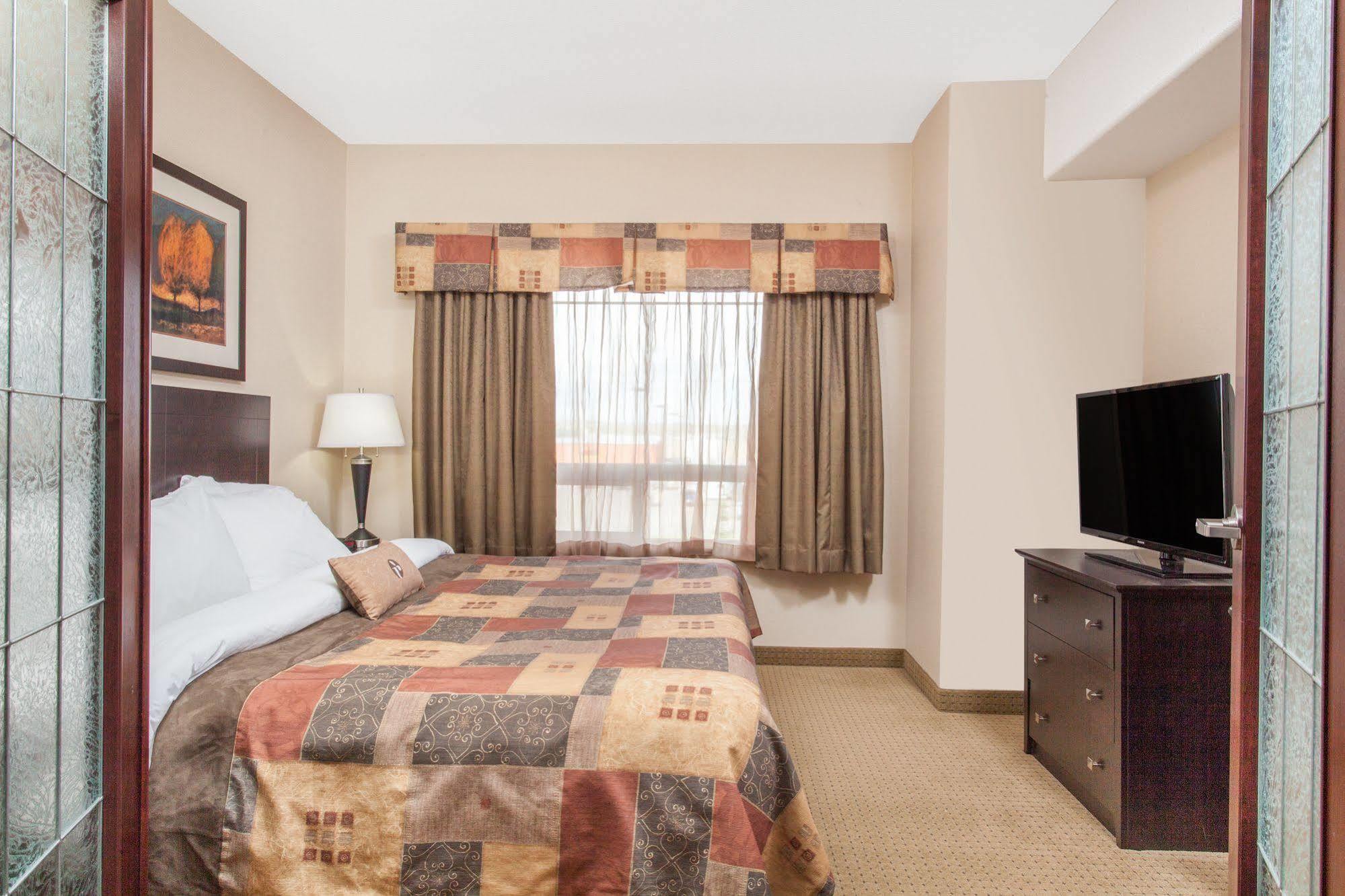 Ramada By Wyndham Drayton Valley מראה חיצוני תמונה